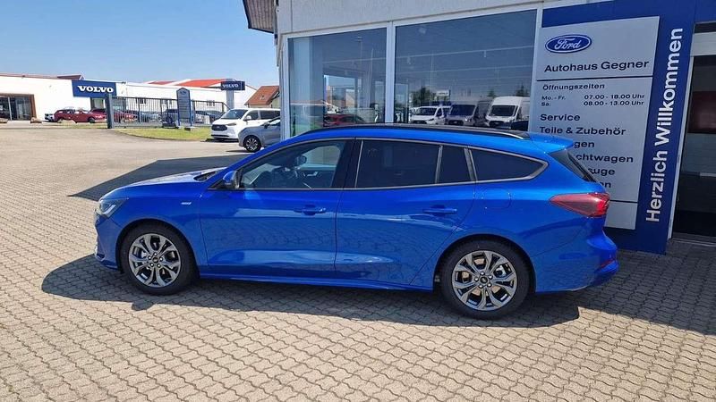 Neu Ford Focus ST-Line 155 PS (114 kW) 2025 Desert island blue metallic Kombi