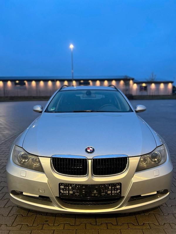 Silber Gebraucht 2009 BMW 320 Kombi | 3.800 € (Guter Preis) - Bild 1/4