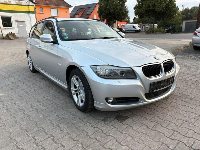 Silber Gebraucht 2012 BMW 318 Comfort Edition Kombi | 5.100 € (Guter Preis) - Bild 1/4