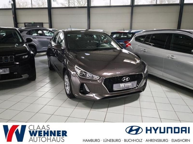 Gebraucht Hyundai i30 Select 101 PS (74 kW) 2017 Silber Limousine