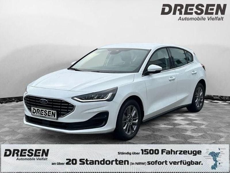 Weiss Gebraucht 2023 Ford Focus Titanium Limousine | 23.990 € (Fairer Preis) - Bild 1/4
