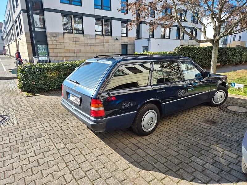 Gebraucht Mercedes E220 150 PS (110 kW) 1993 Blau Kombi
