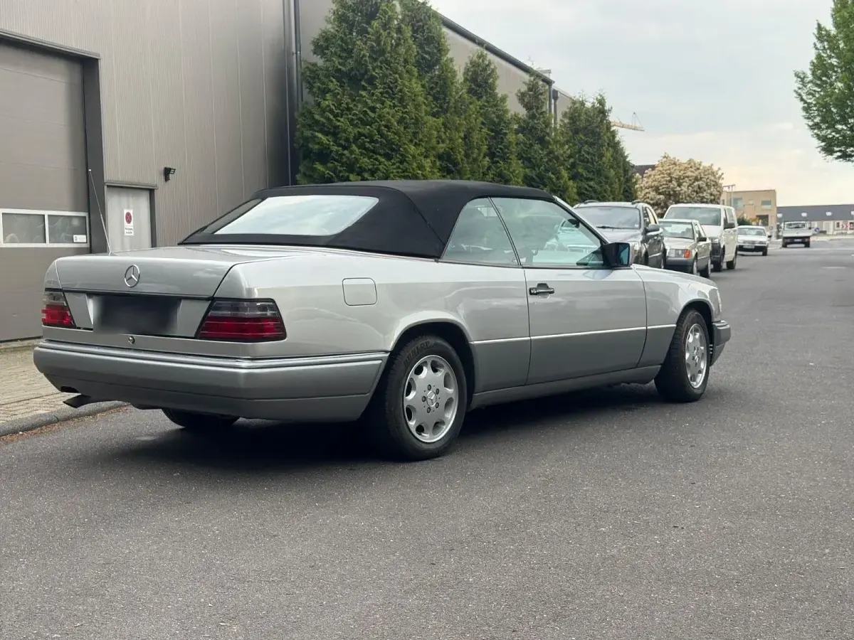 Gebraucht Mercedes E220 150 PS (110 kW) 1994 Silber Cabrio