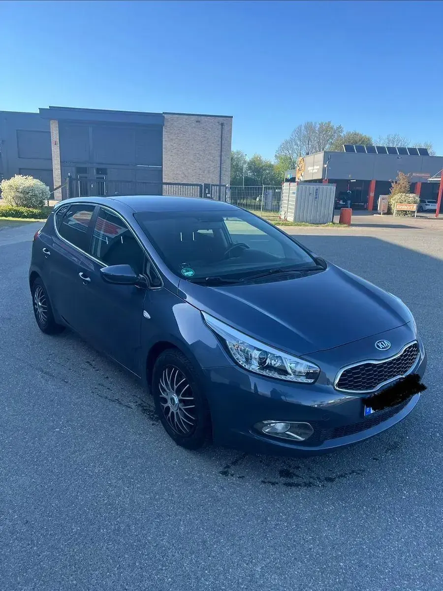 Gebraucht Kia Ceed Vision 99 PS (72 kW) 2015 Grau Kleinwagen