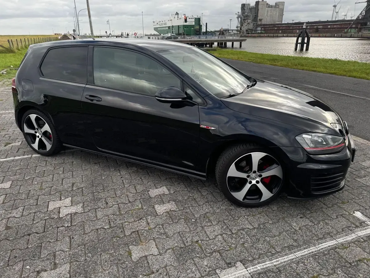 Gebraucht VW Golf VII GTI 220 PS (161 kW) 2015 Schwarz Limousine