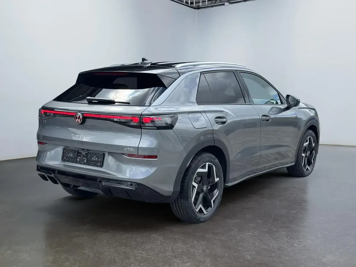 Neu VW T-Roc Pro 150 PS (110 kW) 2026 Wolf grey metallic / schwarzes dach SUV