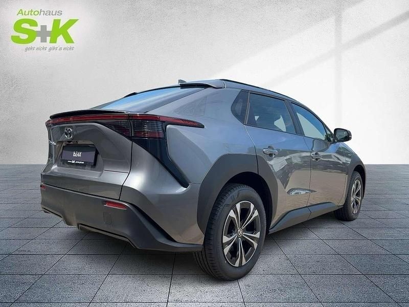 Neu Toyota bZ4X Comfort 150 kW (205 PS) 2025 Palladiumsilber metallic (silber) SUV