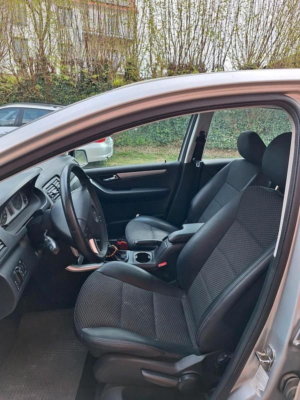 Gebraucht Mercedes B180 116 PS (85 kW) 2010 Silber Van / Kleinbus