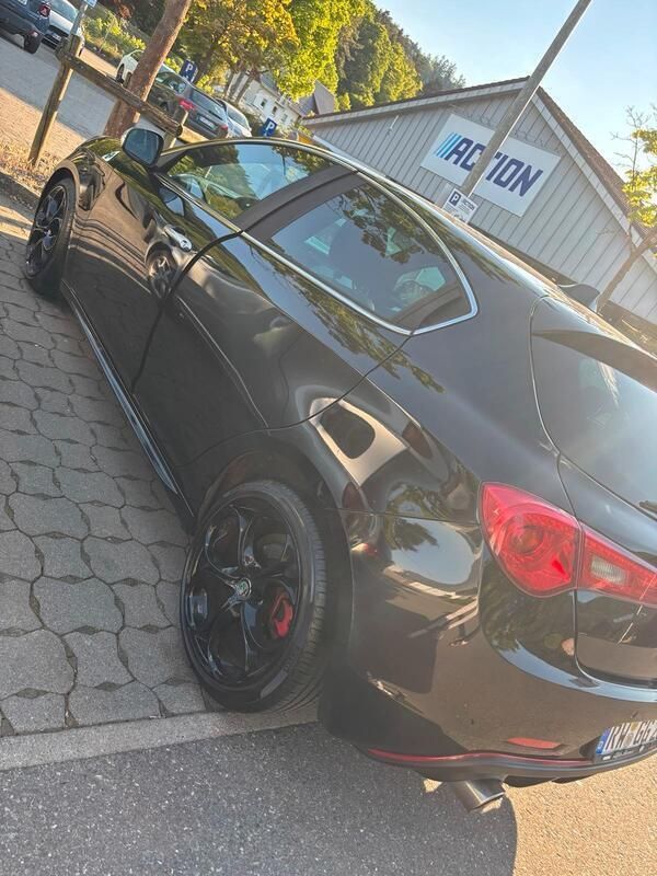 Schwarz Gebraucht 2013 Alfa Romeo Giulietta Kleinwagen | 6.400 € (Guter Preis) - Bild 1/4