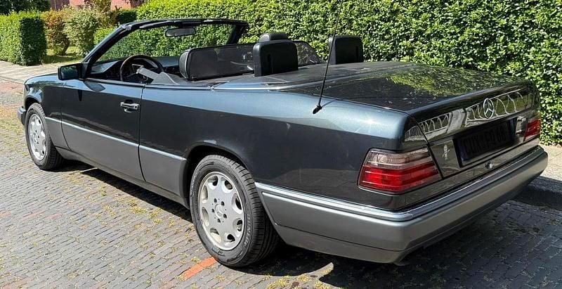 Second-hand Mercedes E320 220 CP (161 kW) 1994 Negru Cabrio