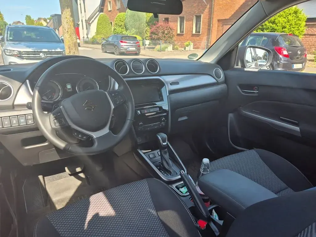 Gebraucht Suzuki Vitara Comfort 102 PS (75 kW) 2023 Schwarz SUV