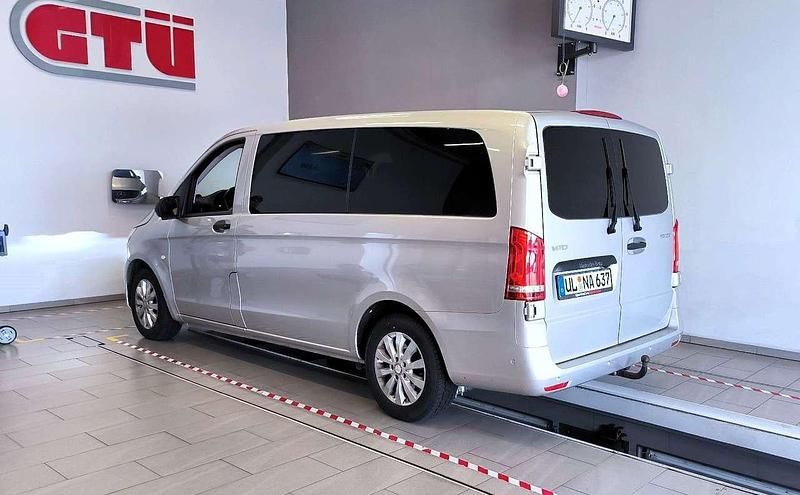 Gebraucht Mercedes Vito 163 PS (119 kW) 2017 Brillant silber met Van