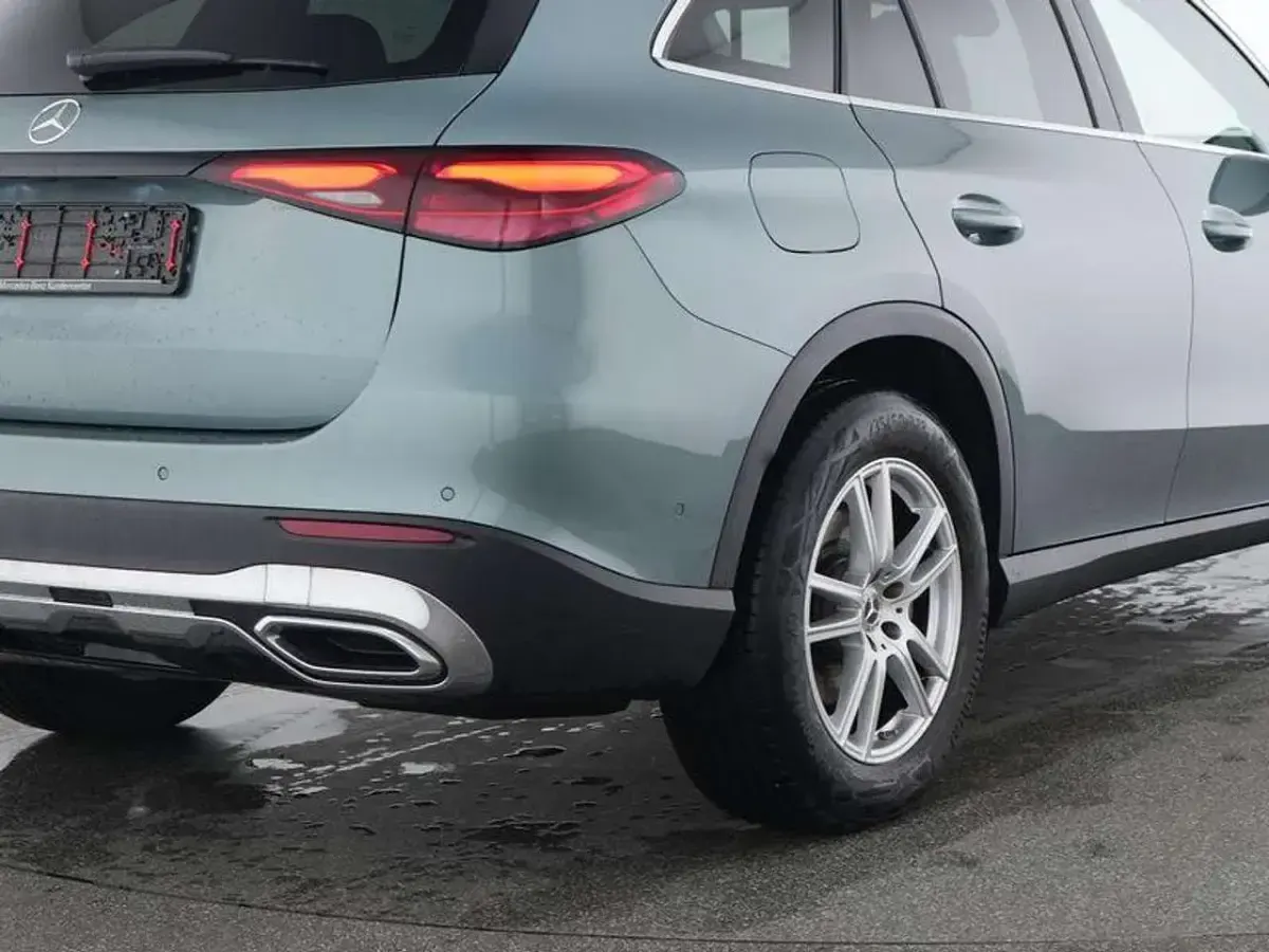 Gebraucht Mercedes GLC220 197 PS (144 kW) 2024 Metalliclack verdesilber SUV