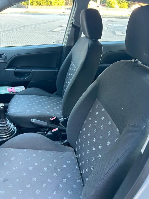 Silber Gebraucht 2004 Ford Fiesta Kleinwagen | 899 € (Guter Preis) - Bild 1/4