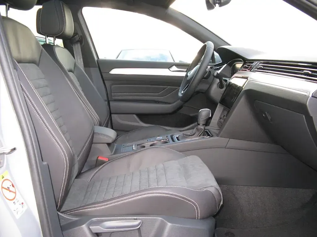 Gebraucht VW Passat Elegance 150 PS (110 kW) 2023 Grau Kombi