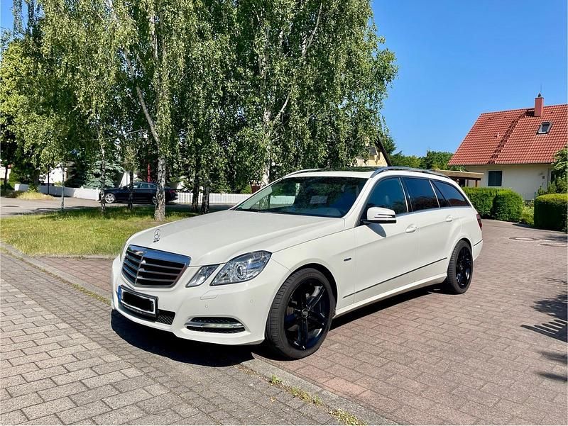 Weiß Gebraucht 2011 Mercedes E200 Avantgarde Kombi | 10.500 € (Guter Preis) - Bild 1/4