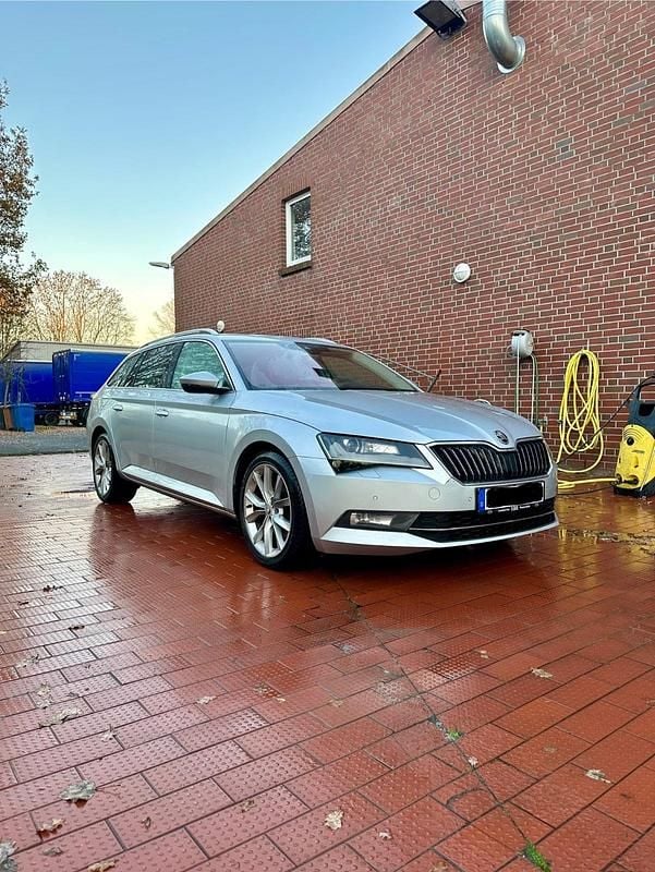 Silber Gebraucht 2018 Skoda Superb Premium Edition Kombi | 18.100 € (Fairer Preis) - Bild 1/4