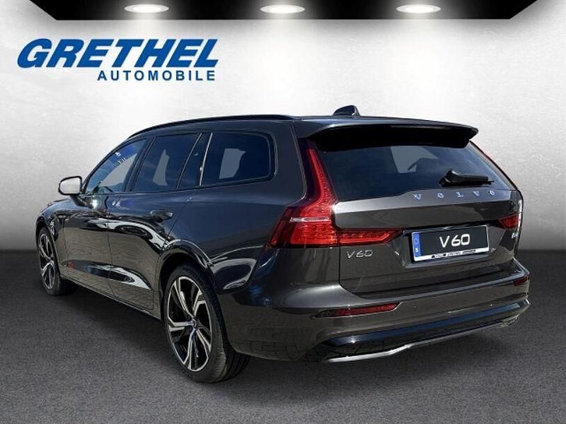 Gebraucht Volvo V60 Plus 197 PS (144 kW) 2023 Platinum grey / (grau) metallic Kombi
