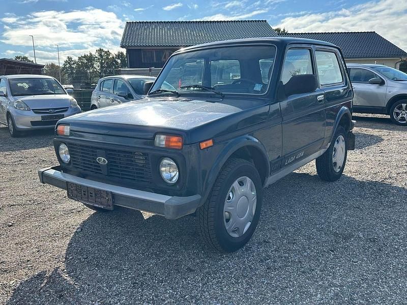 Grün Gebraucht 2013 Lada niva SUV | 1.800 € - Bild 1/4