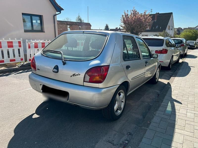 Usata Ford Fiesta 75 CV (55 kW) 1999 Argento Utilitaria