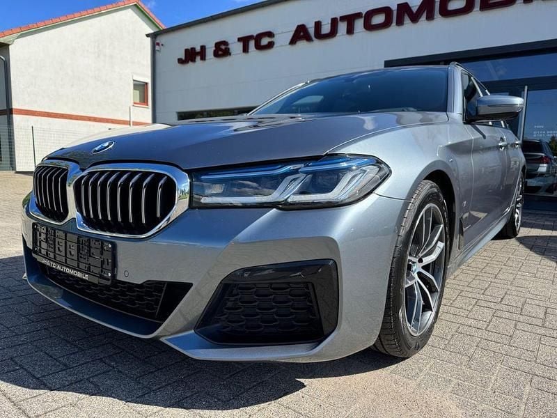 Grau Gebraucht 2021 BMW 520 M Sport Kombi | 25.400 € (Guter Preis) - Bild 1/4