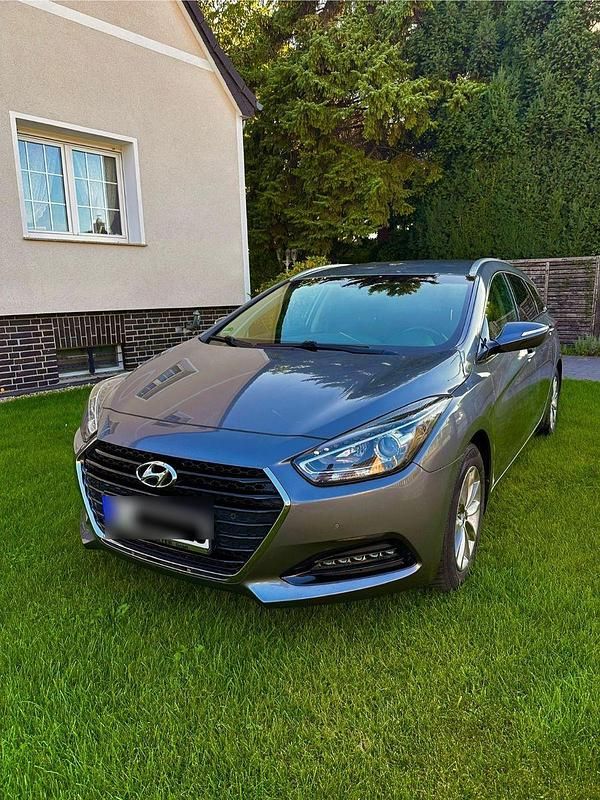 Grau Gebraucht 2016 Hyundai i40 Trend Kombi | 9.990 € (Guter Preis) - Bild 1/4
