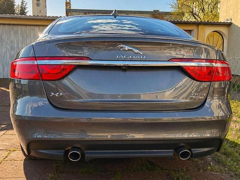 Gebraucht Jaguar XF R-Sport 241 PS (177 kW) 2019 Grau Limousine