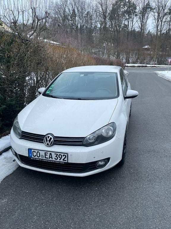 Gebraucht VW Golf VI 105 PS (77 kW) 2011 Weiß Kleinwagen