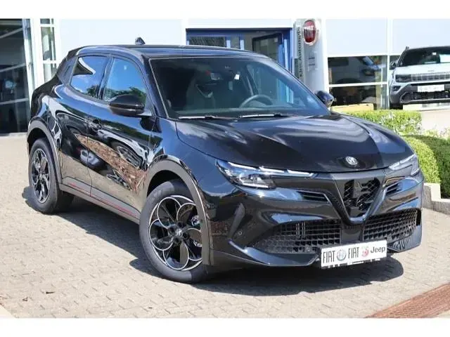 Neu Alfa Romeo Junior 145 PS (106 kW) 2026 Nero tortona (schwarz) SUV