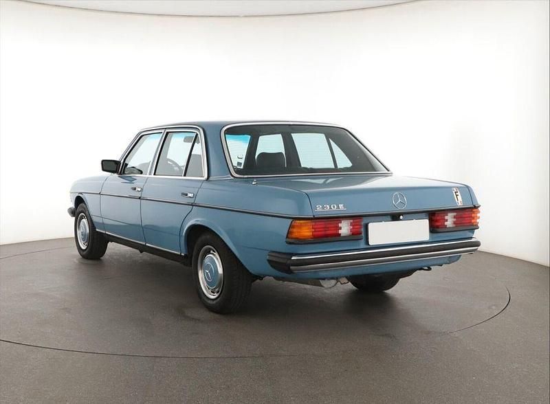 Gebraucht Mercedes E230 136 PS (100 kW) 1982 Blau Limousine