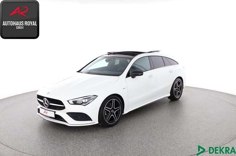 Weiss Gebraucht 2022 Mercedes CLA200 Shooting Brake AMG Kombi | 29.880 € (Etwas zu teuer) - Bild 1/4