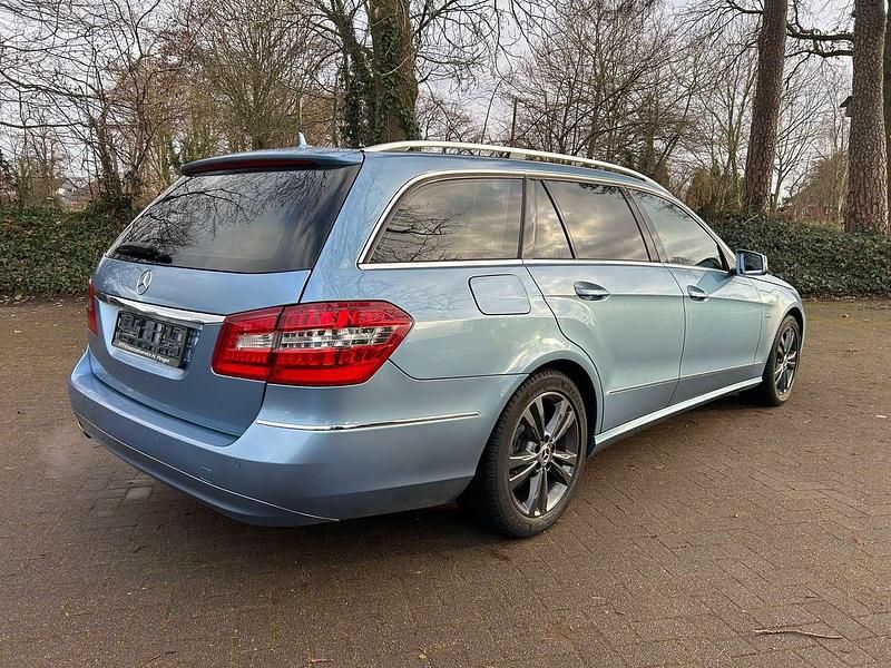 Gebraucht Mercedes E200 184 PS (135 kW) 2009 Blau Kombi