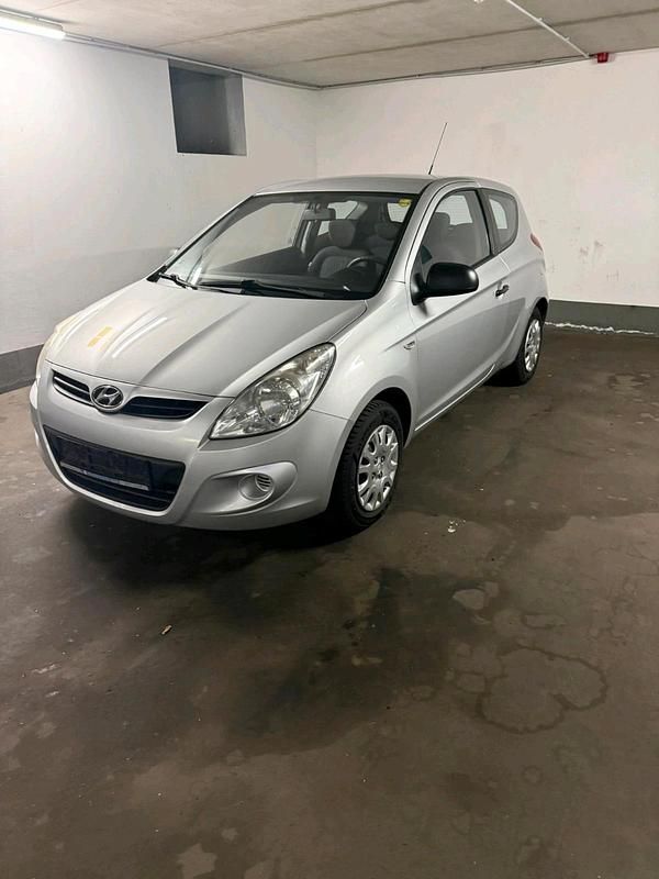 Silber Gebraucht 2010 Hyundai i20 Kleinwagen | 1.380 € (Fairer Preis) - Bild 1/4