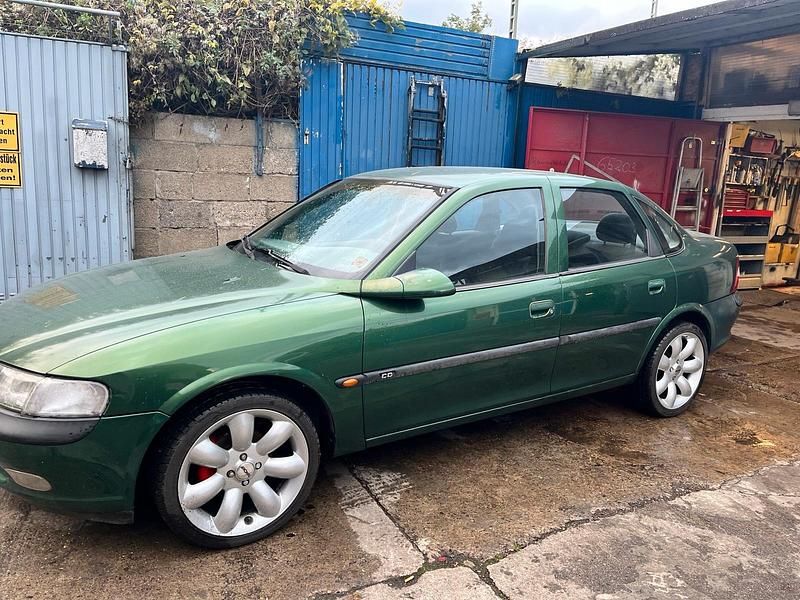 Grün Gebraucht 1996 Opel Vectra Limousine | 699 € (Superpreis) - Bild 1/4