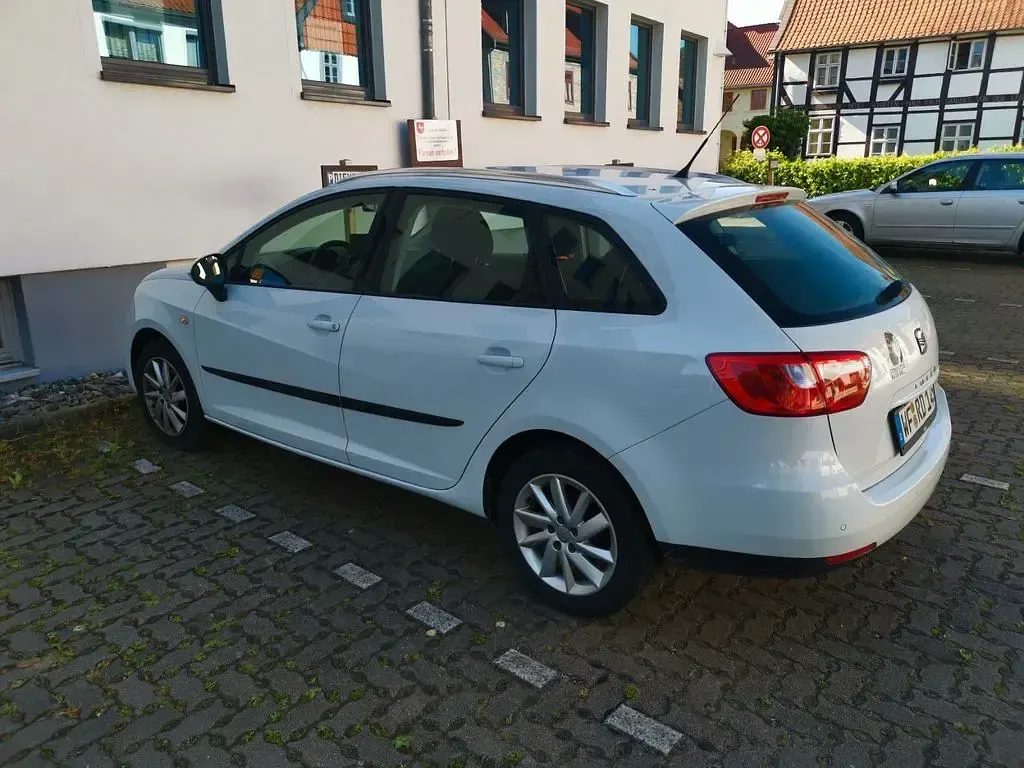 Używany Seat Ibiza Reference 75 KM (55 kW) 2013 Biały Sedan/Limuzyna