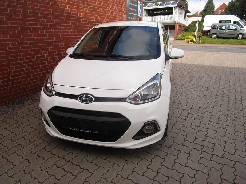 Weiß Gebraucht 2016 Hyundai i10 Passion Kleinwagen | 9.300 € (Etwas zu teuer) - Bild 1/4