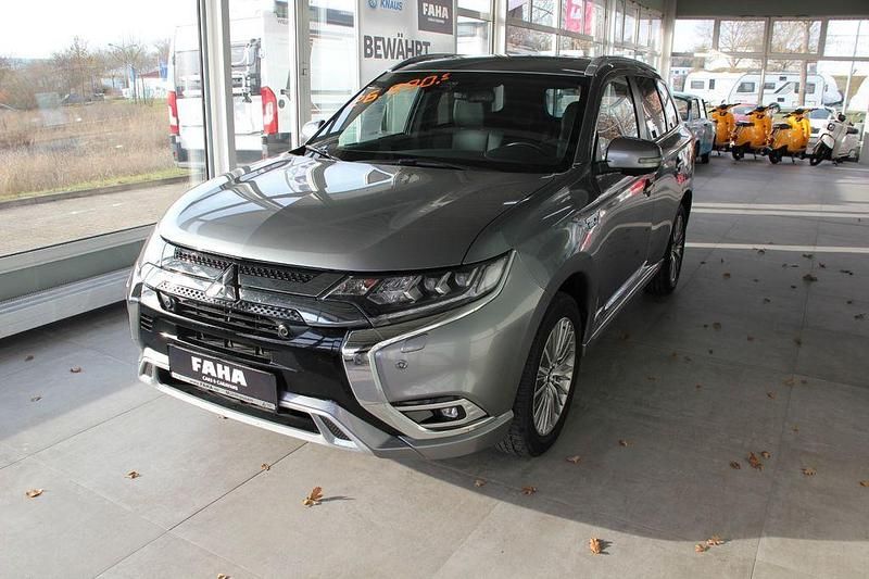 Grau Gebraucht 2021 Mitsubishi Outlander P-HEV Top SUV | 26.990 € (Teuer) - Bild 1/4
