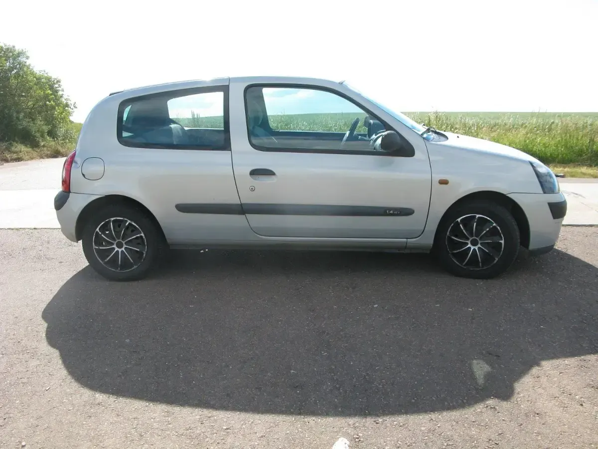 Gebraucht Renault Clio 58 PS (42 kW) 2003 Silber Kleinwagen