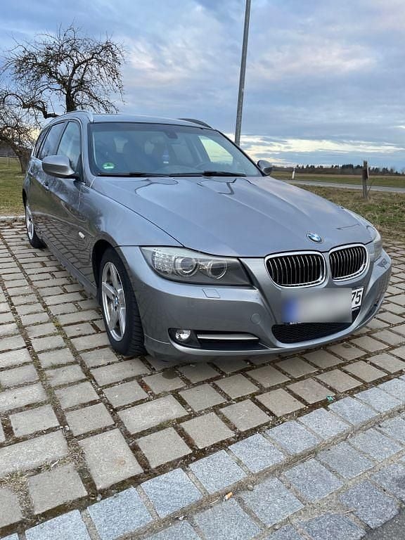Grau Gebraucht 2011 BMW 318 Exclusive Kombi | 4.500 € (Guter Preis) - Bild 1/4