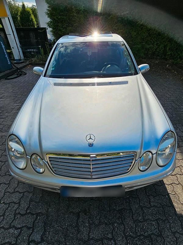 Silber Gebraucht 2004 Mercedes E320 Limousine | 3.250 € (Superpreis) - Bild 1/4