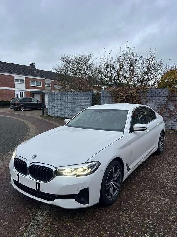 Weiß Gebraucht 2021 BMW 520 Limousine | 25.990 € (Teuer) - Bild 1/4