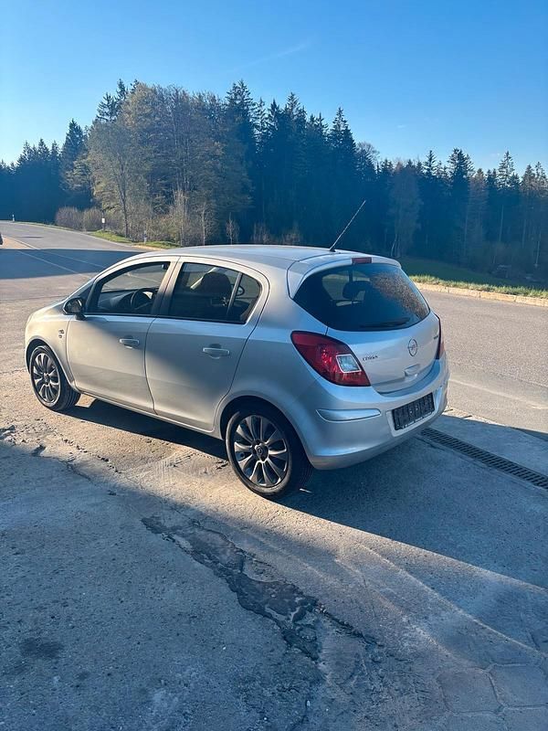 Używany Opel Corsa 80 KM (58 kW) 2010 Srebrny Hatchback