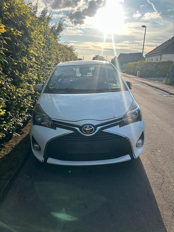 Weiß Gebraucht 2016 Toyota Yaris Kleinwagen | 6.700 € (Fairer Preis) - Bild 1/4