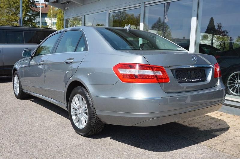 Gebraucht Mercedes E220 Elegance 170 PS (125 kW) 2010 Palladiumsilber Limousine