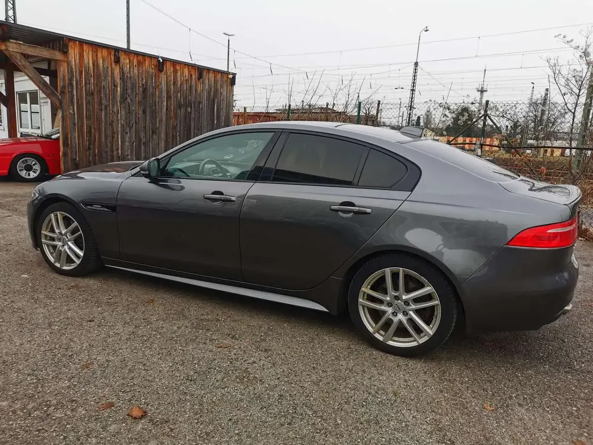 Gebraucht Jaguar XE R-Sport 250 PS (183 kW) 2019 Grau Limousine