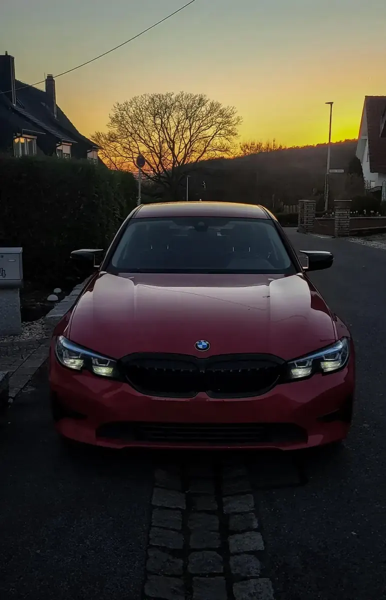 Gebraucht BMW 320 Advantage 184 PS (135 kW) 2019 Rot Limousine