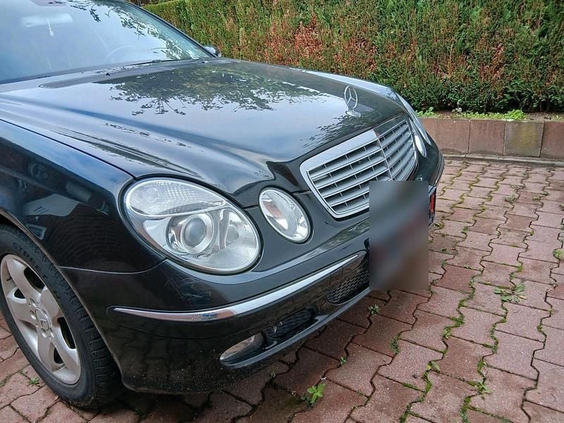 Schwarz Gebraucht 2005 Mercedes E220 Elegance Limousine | 4.000 € - Bild 1/4