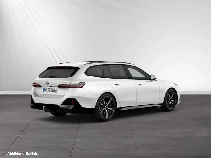 Gebraucht BMW 520 M Sport 197 PS (144 kW) 2025 Mineralweiss metallic Kombi
