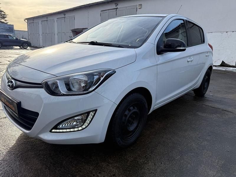 Weiß Gebraucht 2014 Hyundai i20 Limousine | 5.990 € (Fairer Preis) - Bild 1/4