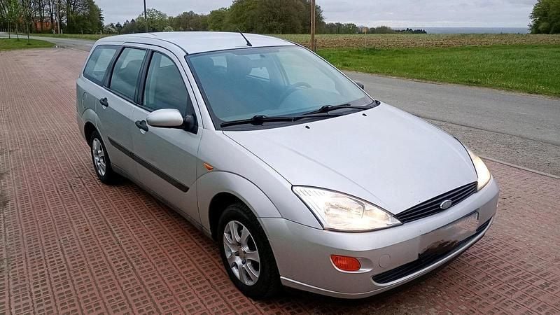 Second-hand Ford Focus 75 CP (55 kW) 1998 Argintiu Berlinǎ